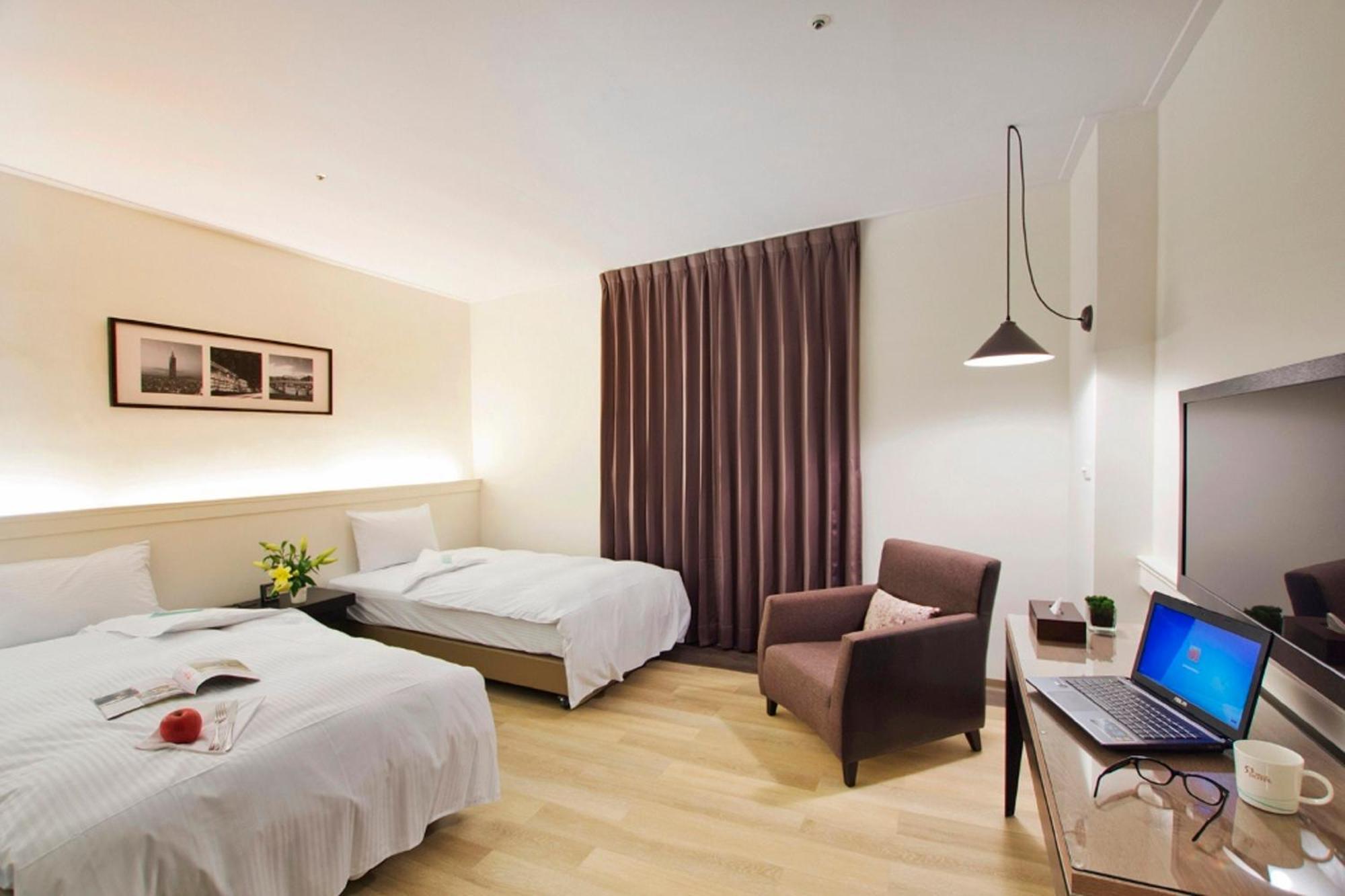 53 Hotel Taichung Exterior foto
